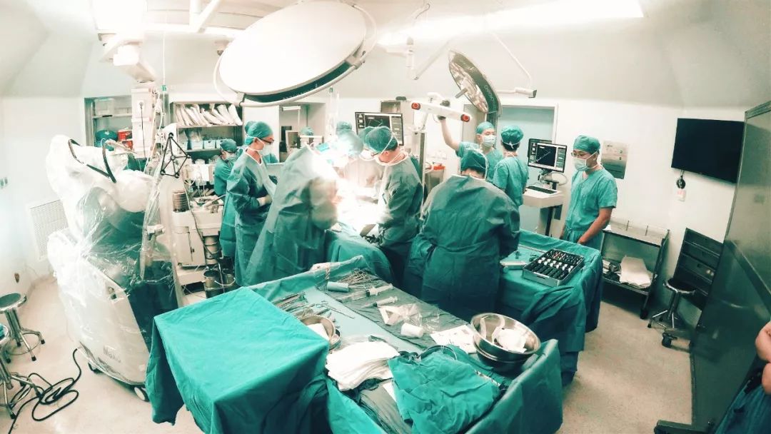 孩子出现多指畸形多少岁能做手术,宝宝拇指多指畸形手术好做吗