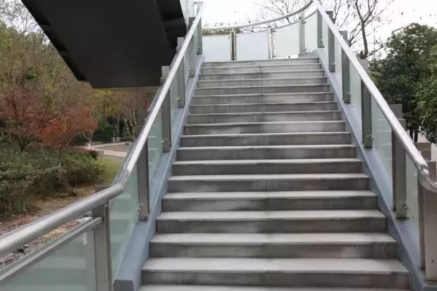 人行天桥投用,人行过街天桥将投用