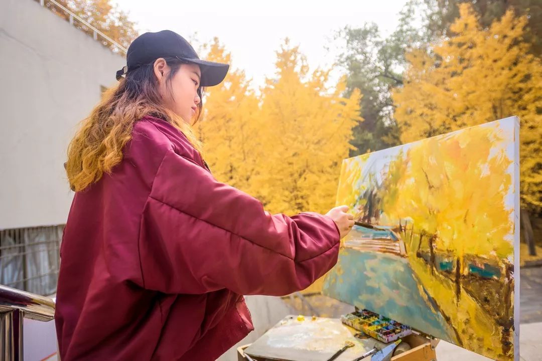 “妈，我在华师看了一场金黄色的雪！”