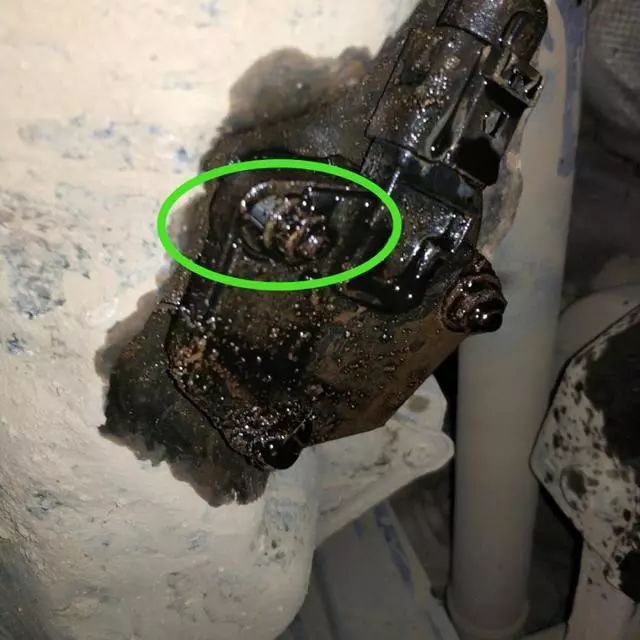 大众迈腾发动机侧边盖漏油,老迈腾发动机漏油怎么办