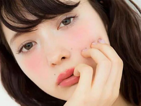 腮红超自然小技巧,超艳腮红怎么涂