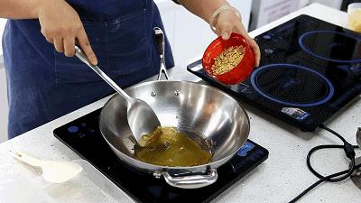 澄海老兄发现妻子没事总爱往这个小区跑，没想到是去干这个……