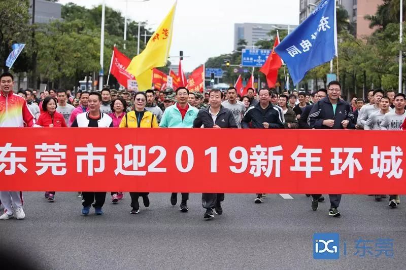 全城沸腾用最高礼遇迎接英雄,全城沸腾迎英雄