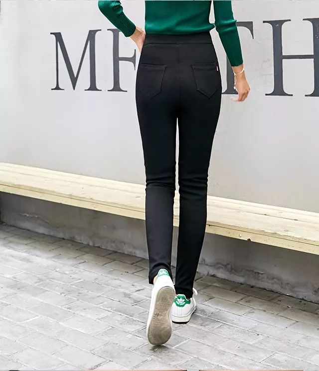 羽绒裤非常的适合在冬天的时候穿,保暖裤百搭防风舒适羽绒裤