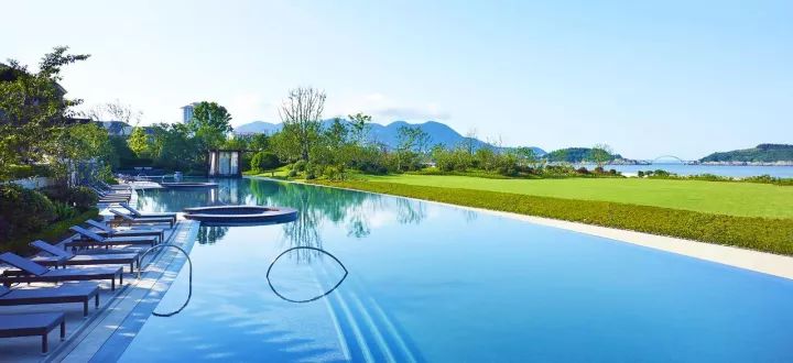 家门口离海最近的酒店，包别墅、吃海鲜畅快过冬，特惠买一送一！