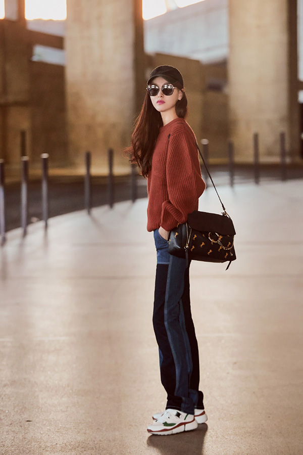 唐嫣你的小白鞋该换换了，同样是配厚外套欧阳娜娜帅哭了