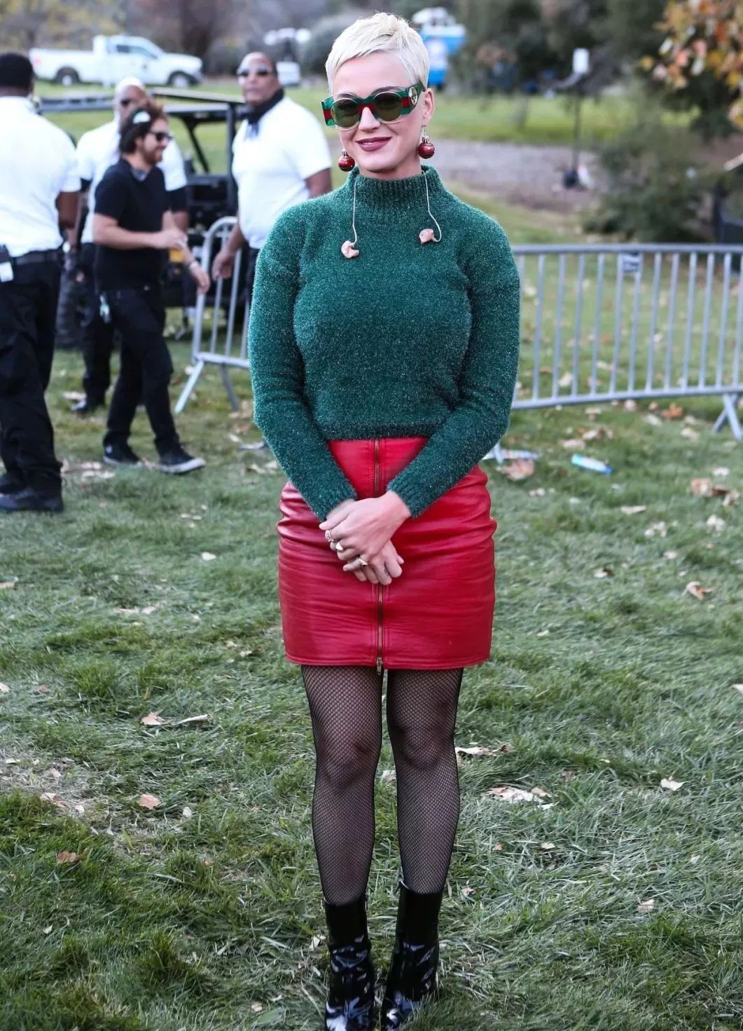 李宇春易烊千玺演绎时代感,易烊千玺穿中国红