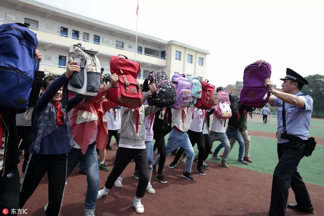 瀛︽牎闂ㄥ彛鍑虹殑浜嬫晠,瀛︽牎閲岀殑鎮插墽