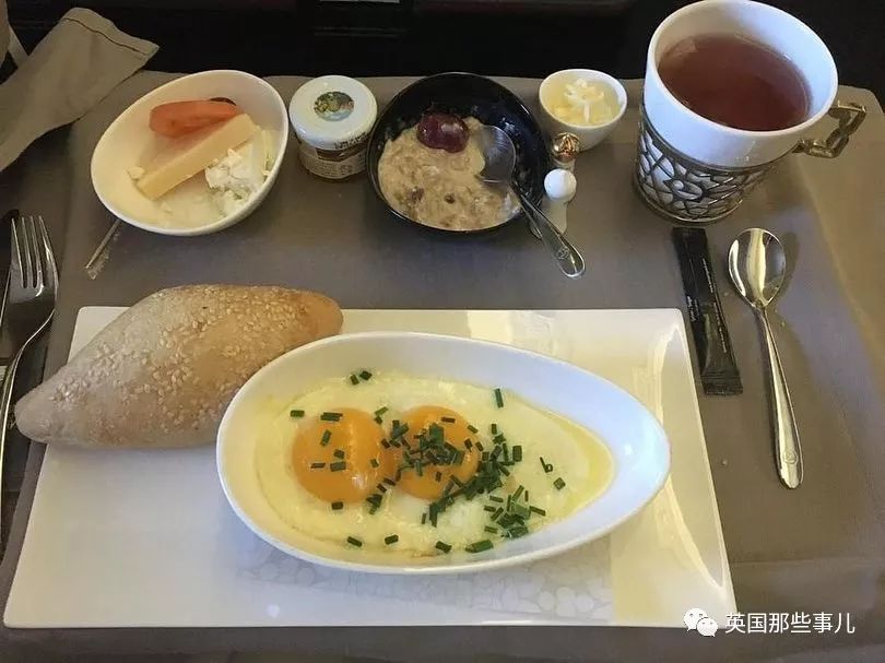 小哥带网友点评世界各地的飞机餐……壕无人性的卡塔尔果然10分