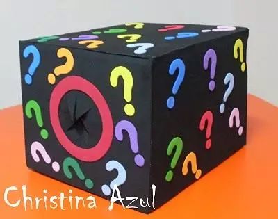 幼儿园教室立体大纸箱创意,用纸箱做教室可以让布娃娃住进去