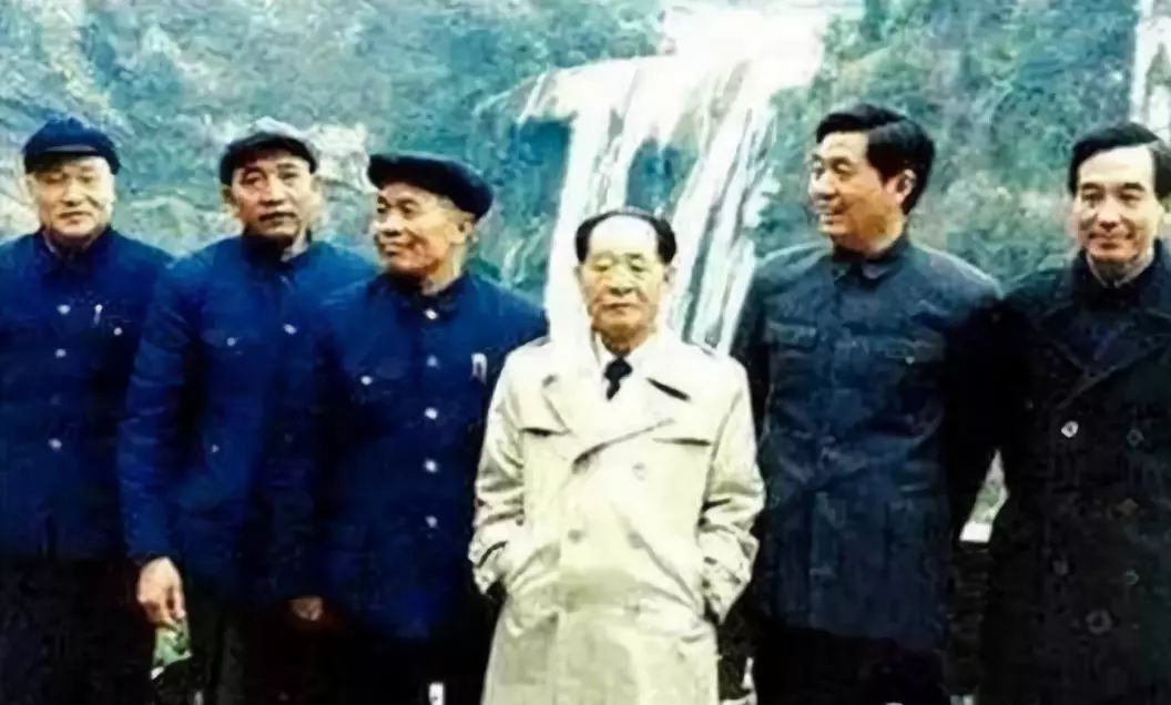 合影留念永不忘,同学合影照时光一去永不回