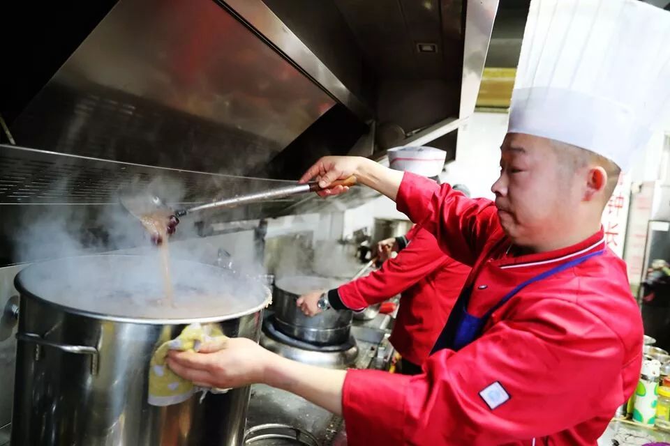 昨天，兰州大街小巷都飘散着腊八粥味道，传递着一份份爱心……