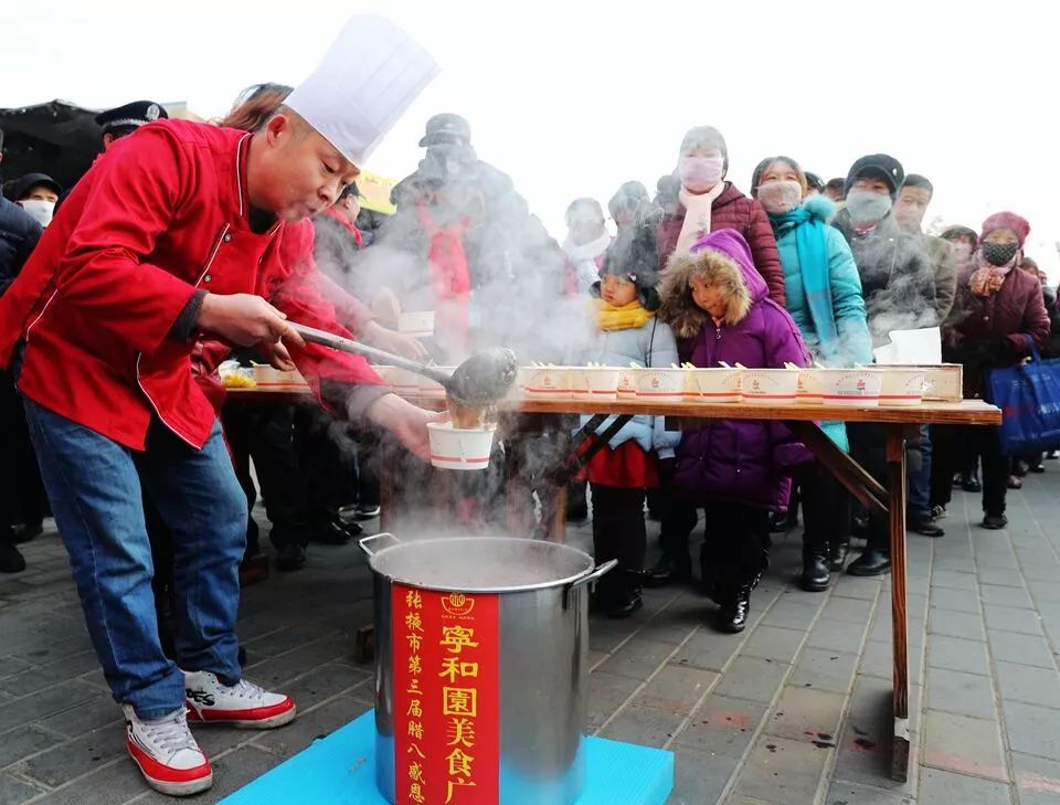 昨天，兰州大街小巷都飘散着腊八粥味道，传递着一份份爱心……