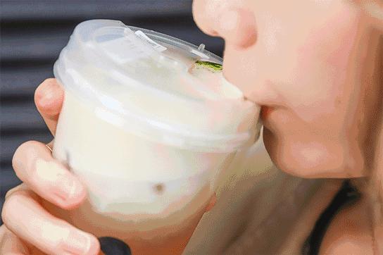 冷得不敢喝坝坝茶，只想捧一杯热奶茶在手心里！