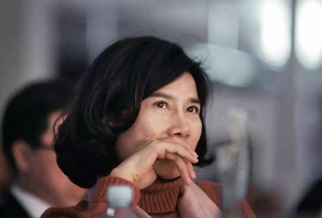 65岁董明珠成功连任格力董事：继续分红，拿了买格力手机！也想退休，但要考虑企业发展