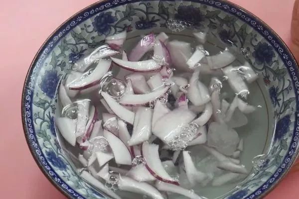 1个洋葱丢盆里，花朵砰砰开，一下能变2个头，省钱了！