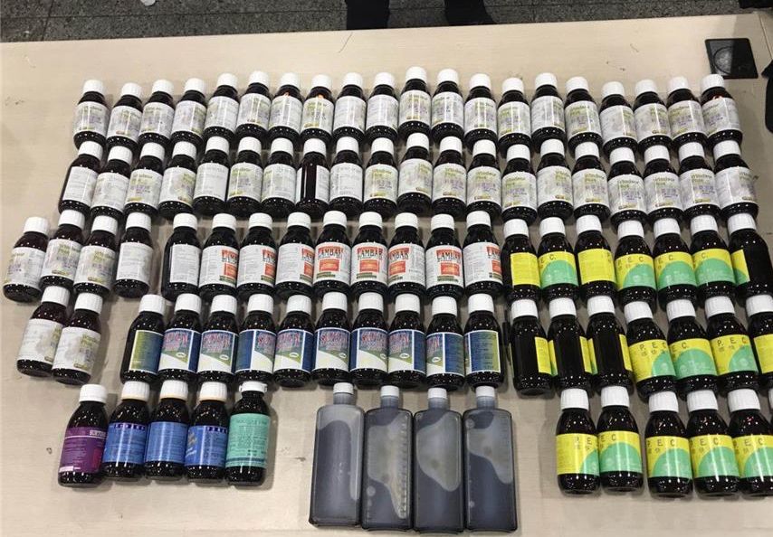 「云龙网络禁毒宣传之两百九十二」携毒闯关被当场拿下！一旅客带大量“止咳水”入境欲*市黑**卖高价