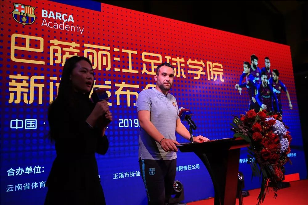 巴萨足球学校怎么进,巴萨足球学校的一天