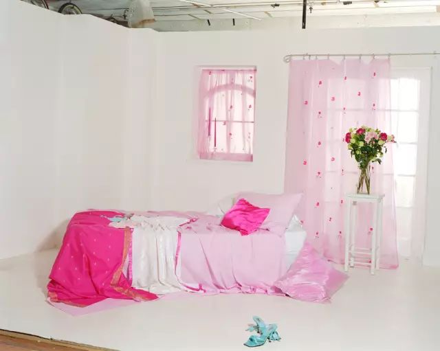 她用了十年只做了一件事，记录成人电影的摄影棚布景