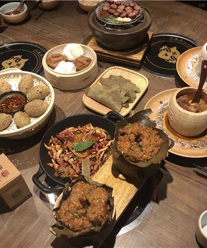 上桌、放火、砸罐罐……在长沙，吃饭皇帝大凭什么超“火”？文末狂砸现金券！