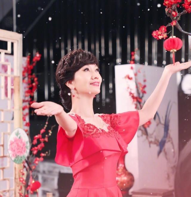 65岁赵雅芝白衬衫彩虹裙不老女神,赵雅芝63岁依然优雅长裙浪漫唯美
