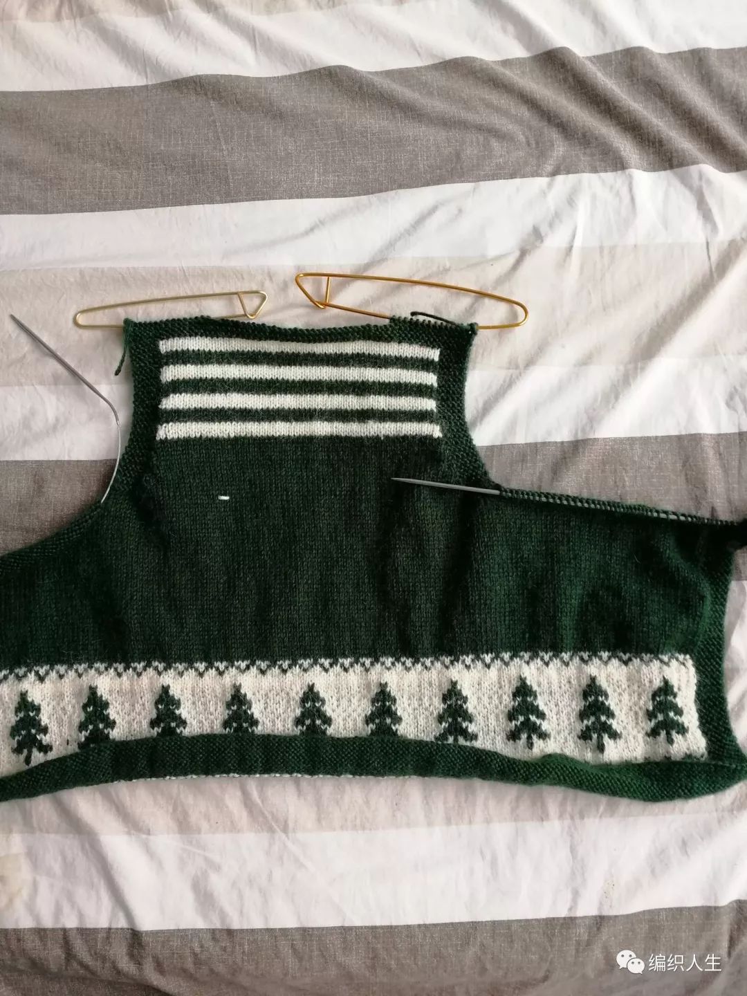 树海：教你织男童棒针V领提花开衫马甲（附图解）