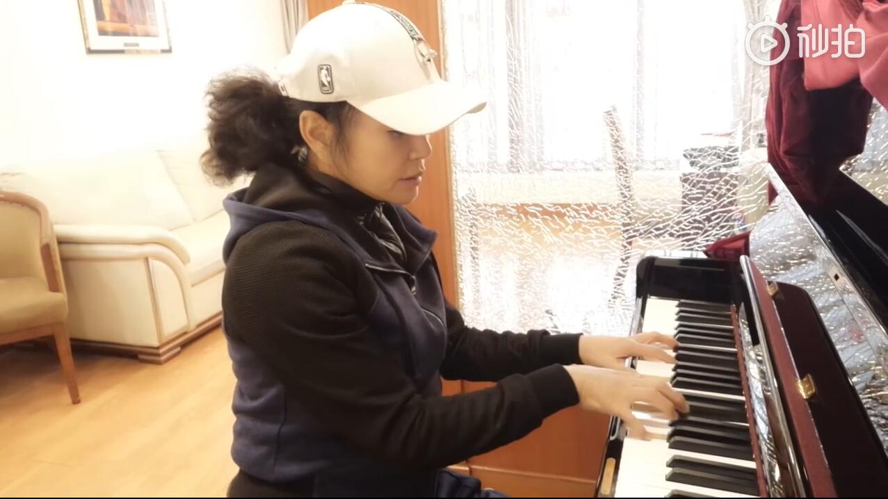 65岁刘晓庆晒少女自拍照片,刘晓庆撞玻璃门新闻