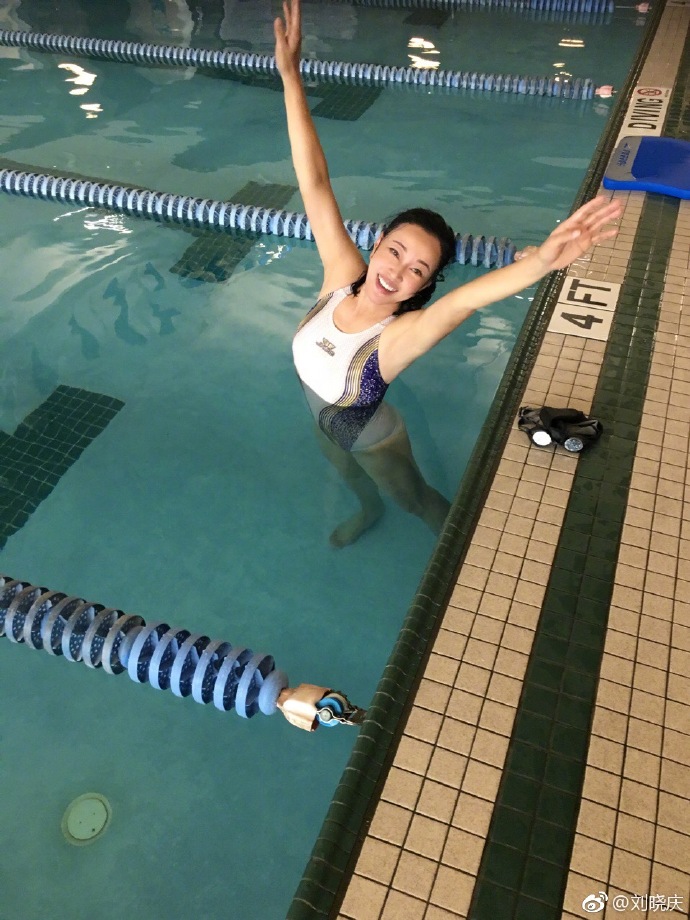 65岁刘晓庆晒少女自拍照片,刘晓庆撞玻璃门新闻