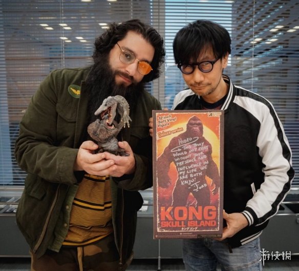 罗伯茨将一个超大的“金刚”送给小岛秀夫作为礼物！