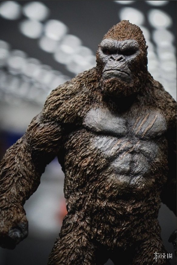 罗伯茨将一个超大的“金刚”送给小岛秀夫作为礼物！