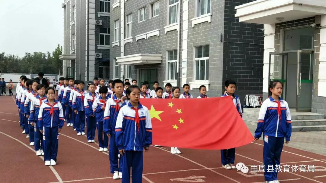 会客厅采访视频,栏目记者来到小学采访小学生