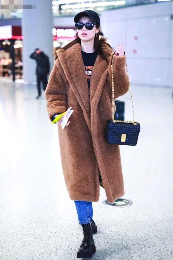 钟楚曦supreme卫衣+紧身裤，满是街头潮流味！