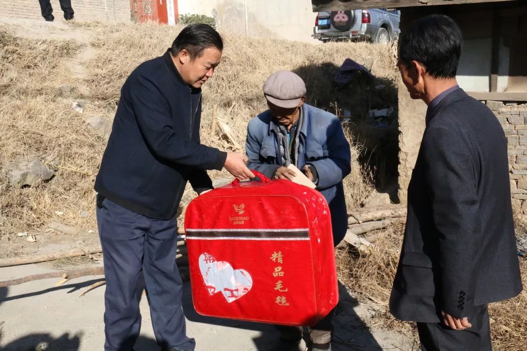 春节走访慰问贫困户简讯,春节慰问群众简讯