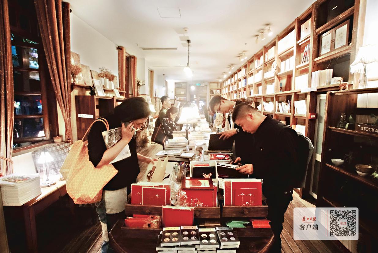 德芭与彩虹：原址变身鲜花咖啡馆，更多“打卡”书店在武汉新生