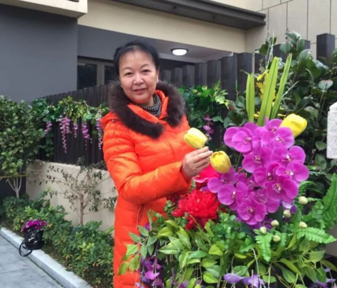 中国大妈外出旅游跨栏,大妈旅游动作