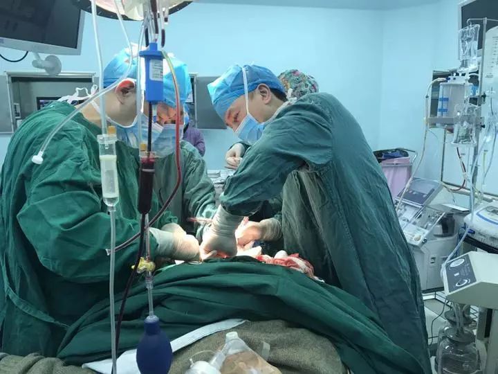 男子去丈母娘家拜年红包刚到手,广西小伙在丈母娘家拜年