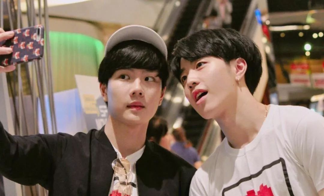 kris涓枃鍙戣█,kris绗竴娆¤繘鍩庡崠涓滆タ