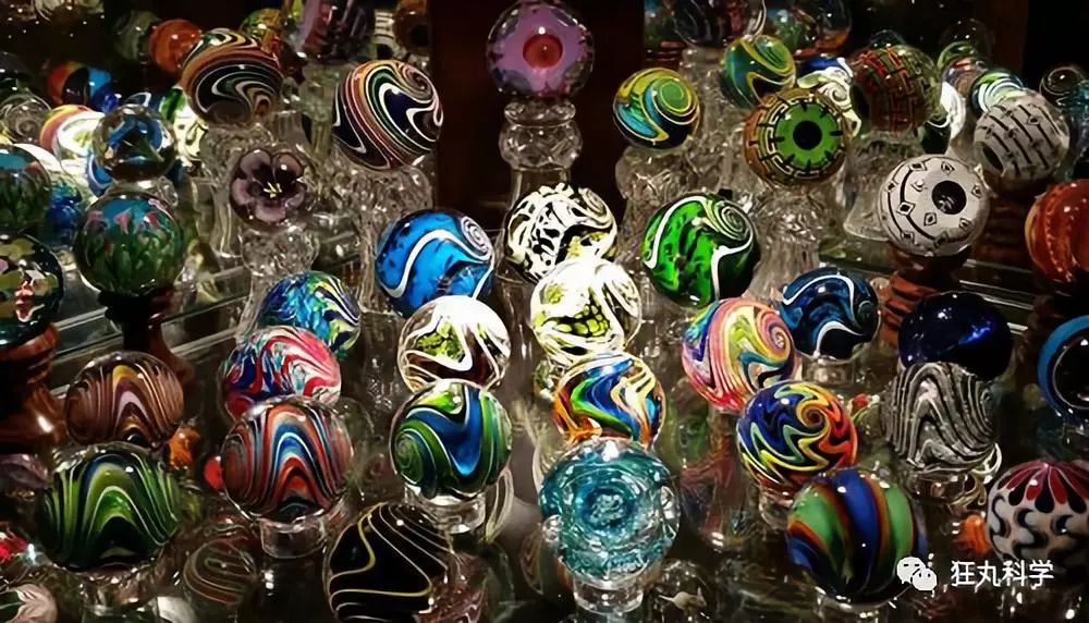 玻璃球里面的花纹是怎么回事,玻璃球中的花纹是如何印在里面的