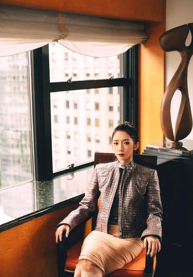 孟美岐纽约时装周视频,孟美岐橘色连衣裙造型