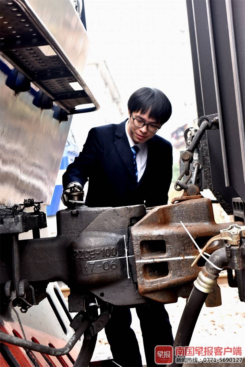 身居大山深处，戴着面具工作，焦柳铁路上有一群“推火车”的人