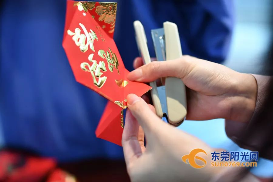 用利是封做灯笼教程简单,用利是封做手工灯笼教程