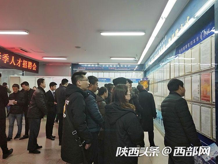 春季招聘会吸引众多人,招聘会人超多场面