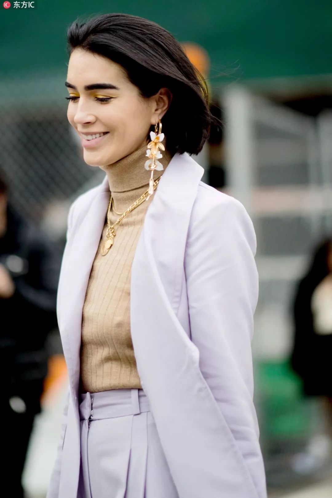 编辑实测：带大耳环耳朵疼不疼？