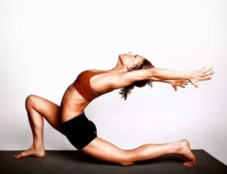 女人骨盆移位怎么造成的,女性骨盆倾斜的纠正手法