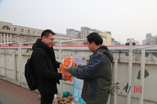 来自市民游客的共同心意！“花盆爸爸”收到沉甸甸的“一兜福”