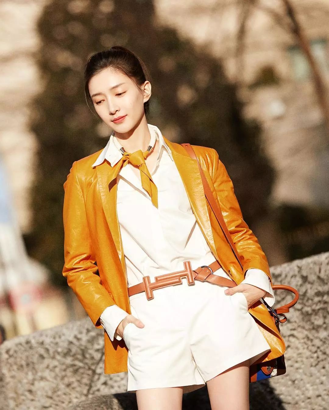 江疏影穿搭日常,照片中的江疏影身穿拼接格子衬衫