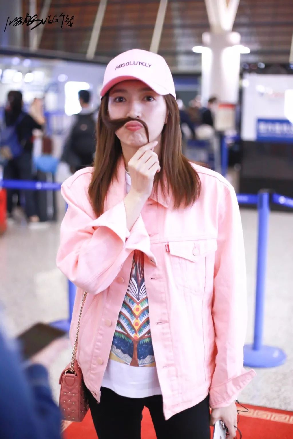 江疏影穿搭日常,照片中的江疏影身穿拼接格子衬衫