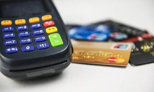 拿着别人的卡偷偷消费,买卡卖卡被抓