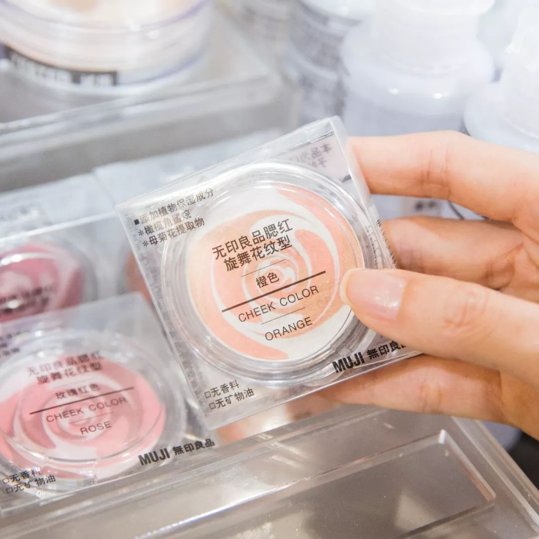 发型妆容与穿搭 (妆容发型和穿搭都是关键)