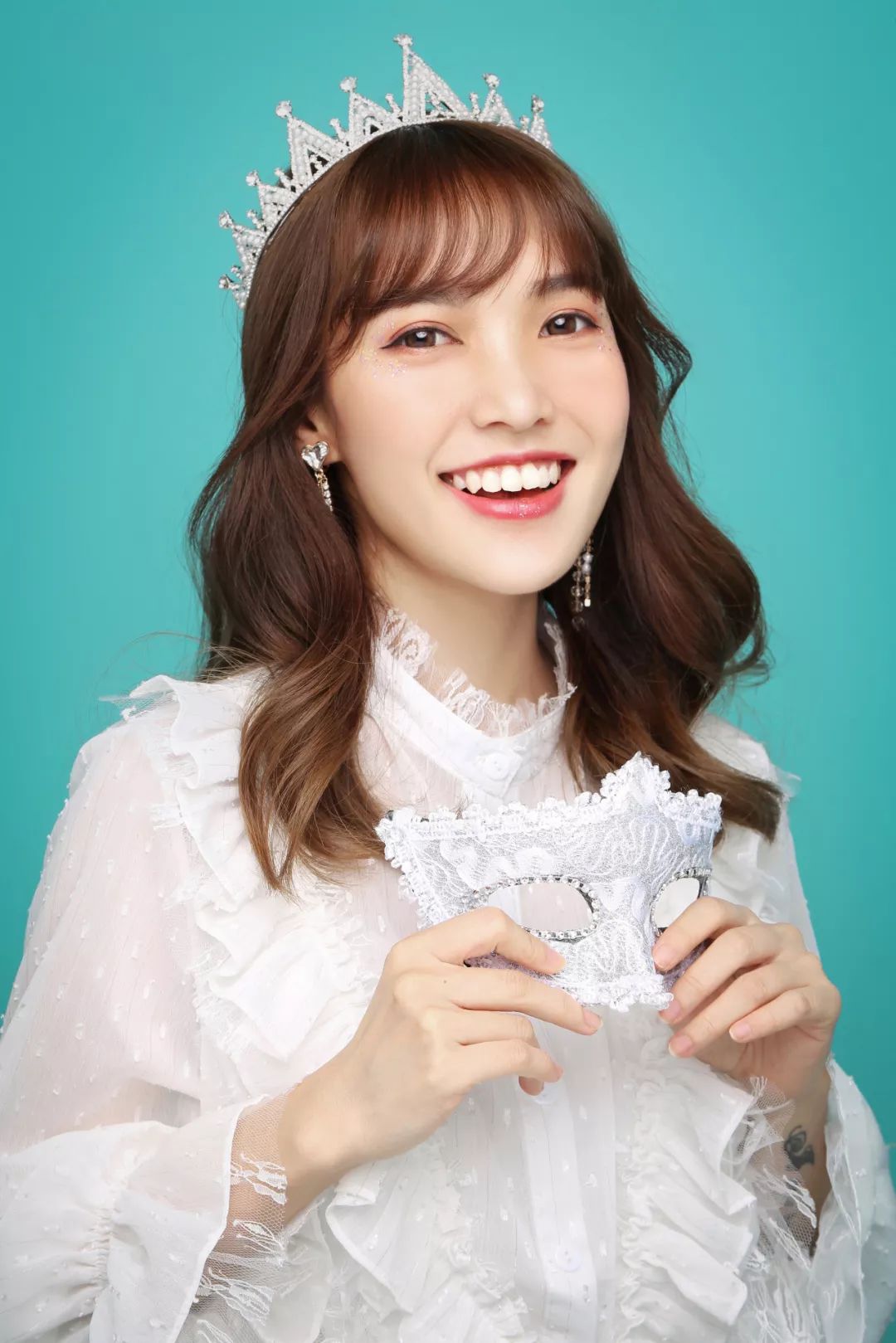 发型妆容与穿搭 (妆容发型和穿搭都是关键)